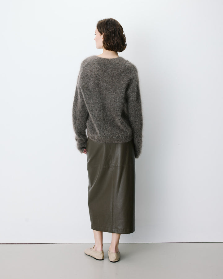 Pull large doux en mohair mélangé col V taupe Adorable