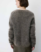 Pull large doux en mohair mélangé col V taupe Adorable
