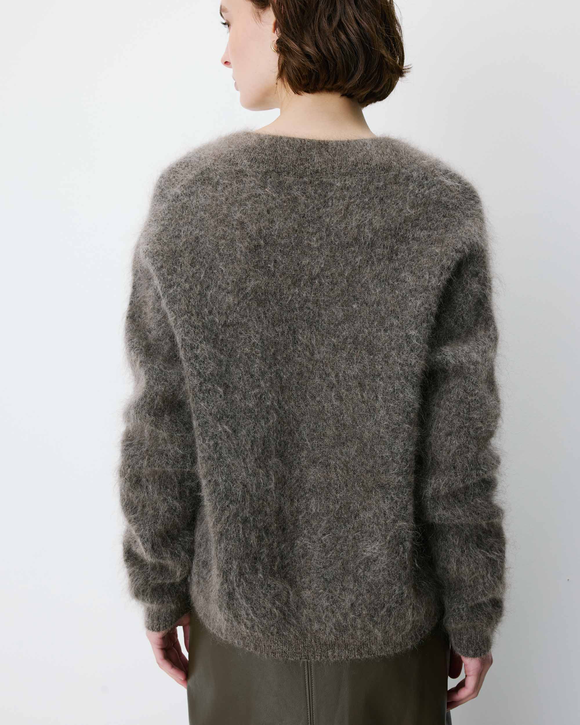 Pull large doux en mohair mélangé col V taupe Adorable