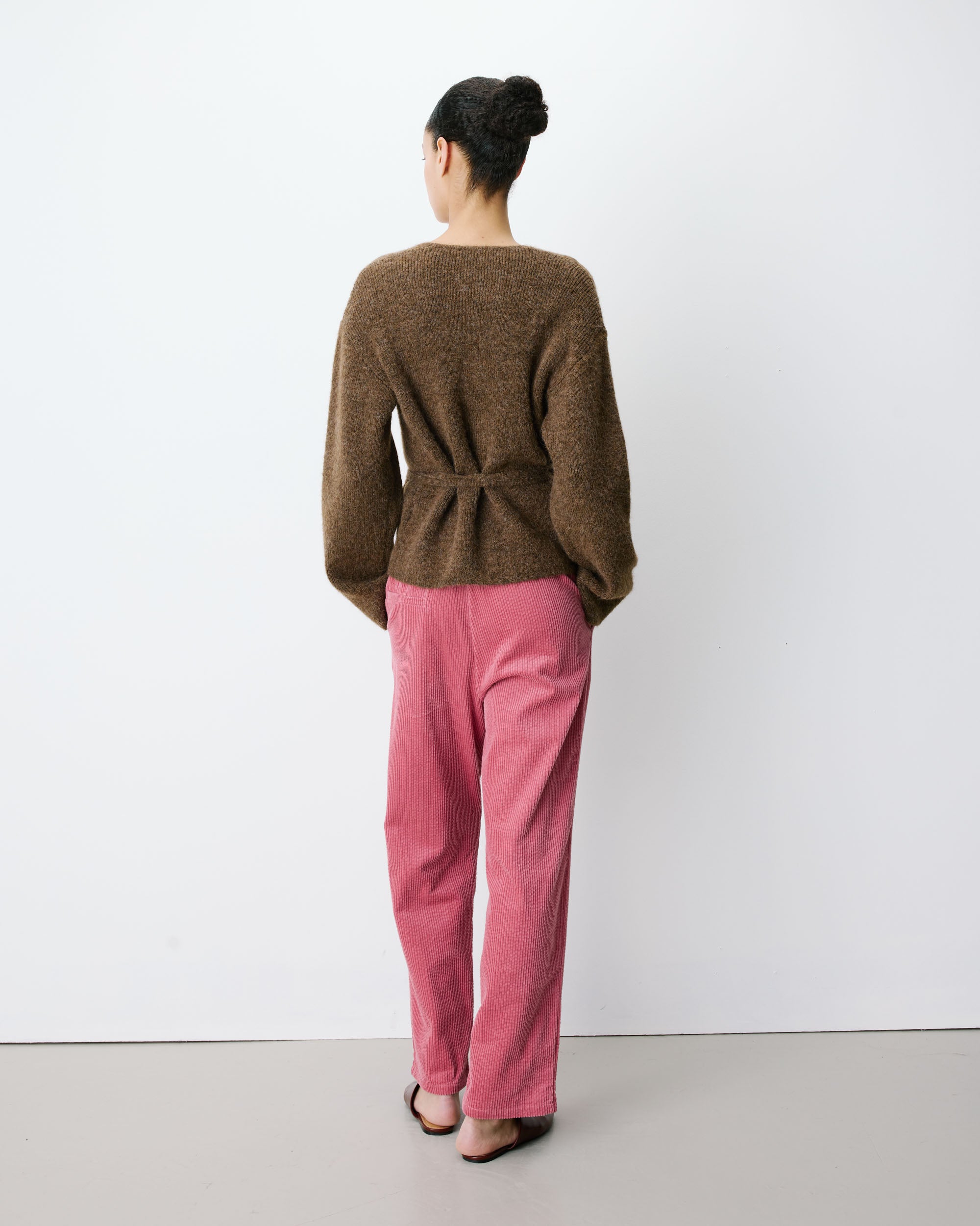 Cardigan cache-cœur nouable en maille chocolat Anior
