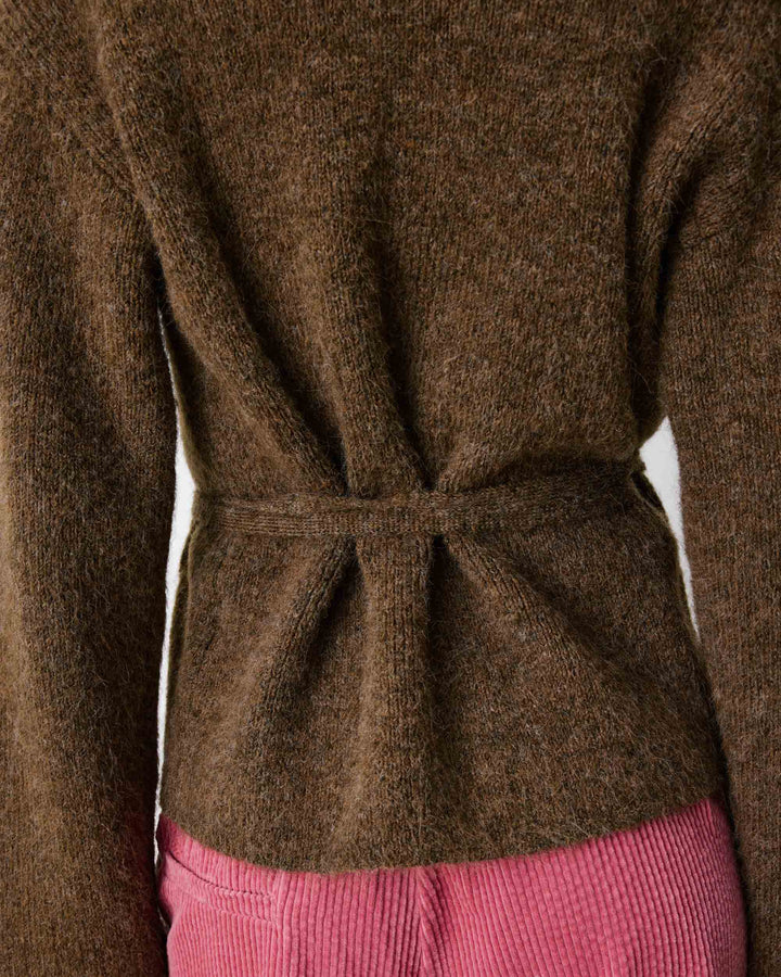 Cardigan cache-cœur nouable en maille chocolat Anior