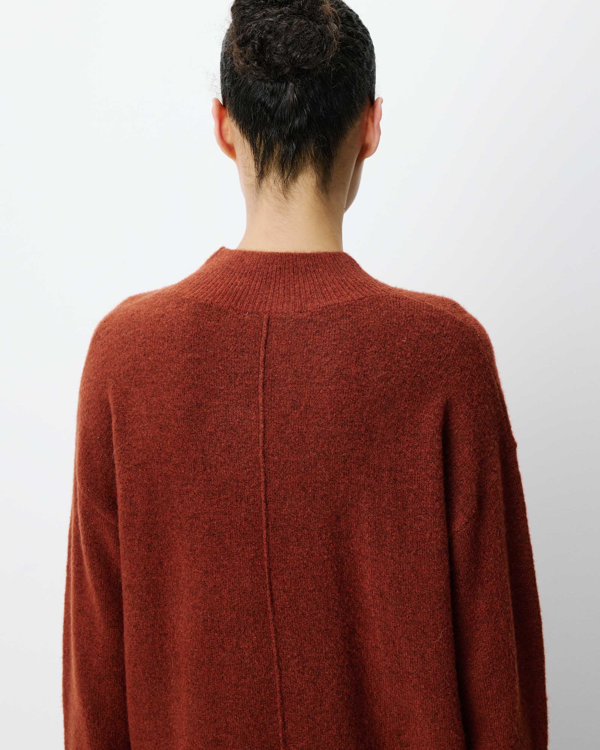 Pull large en maille jersey col montant terracotta Adelice