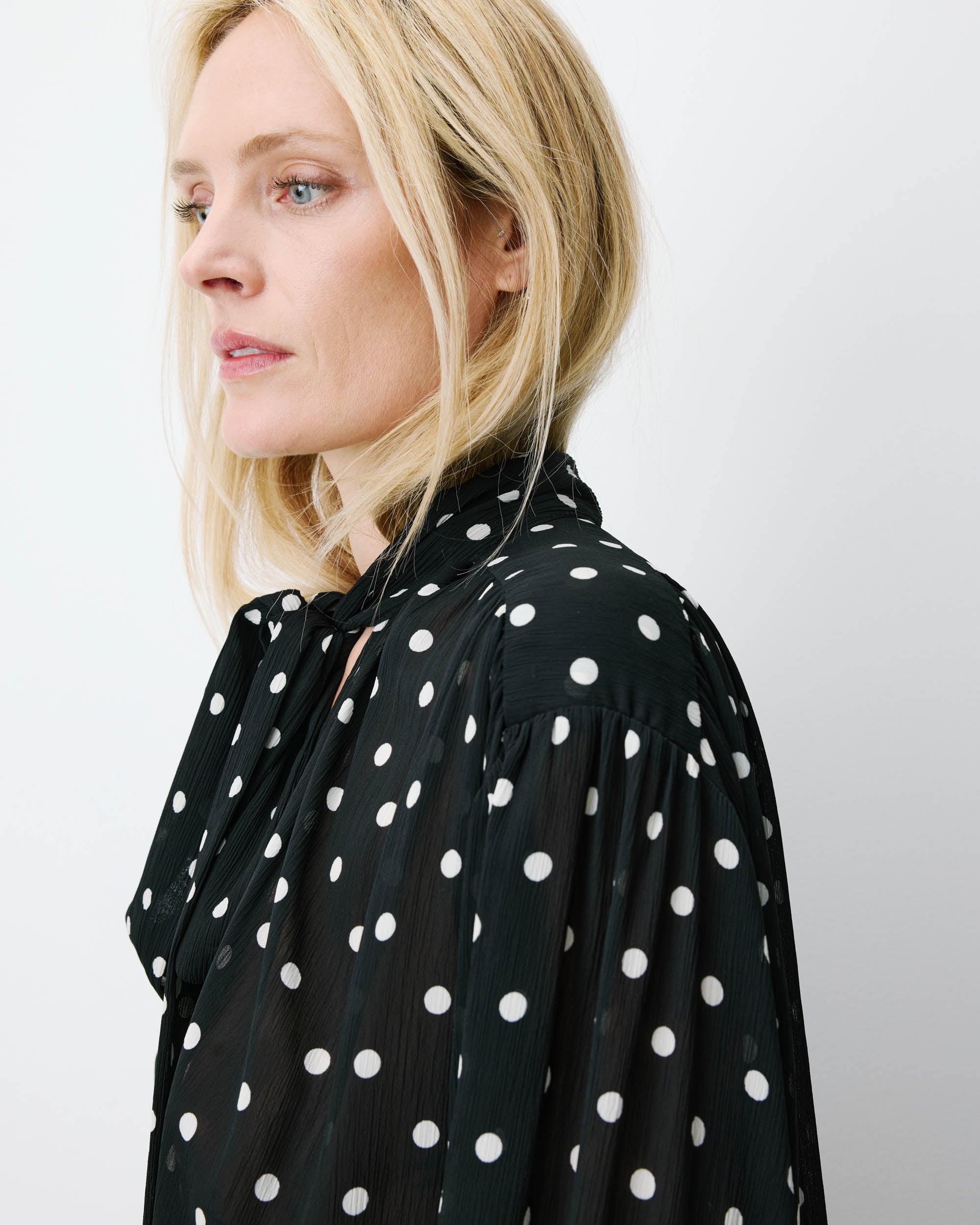 Blusa de manga larga con lazo pois Angelica