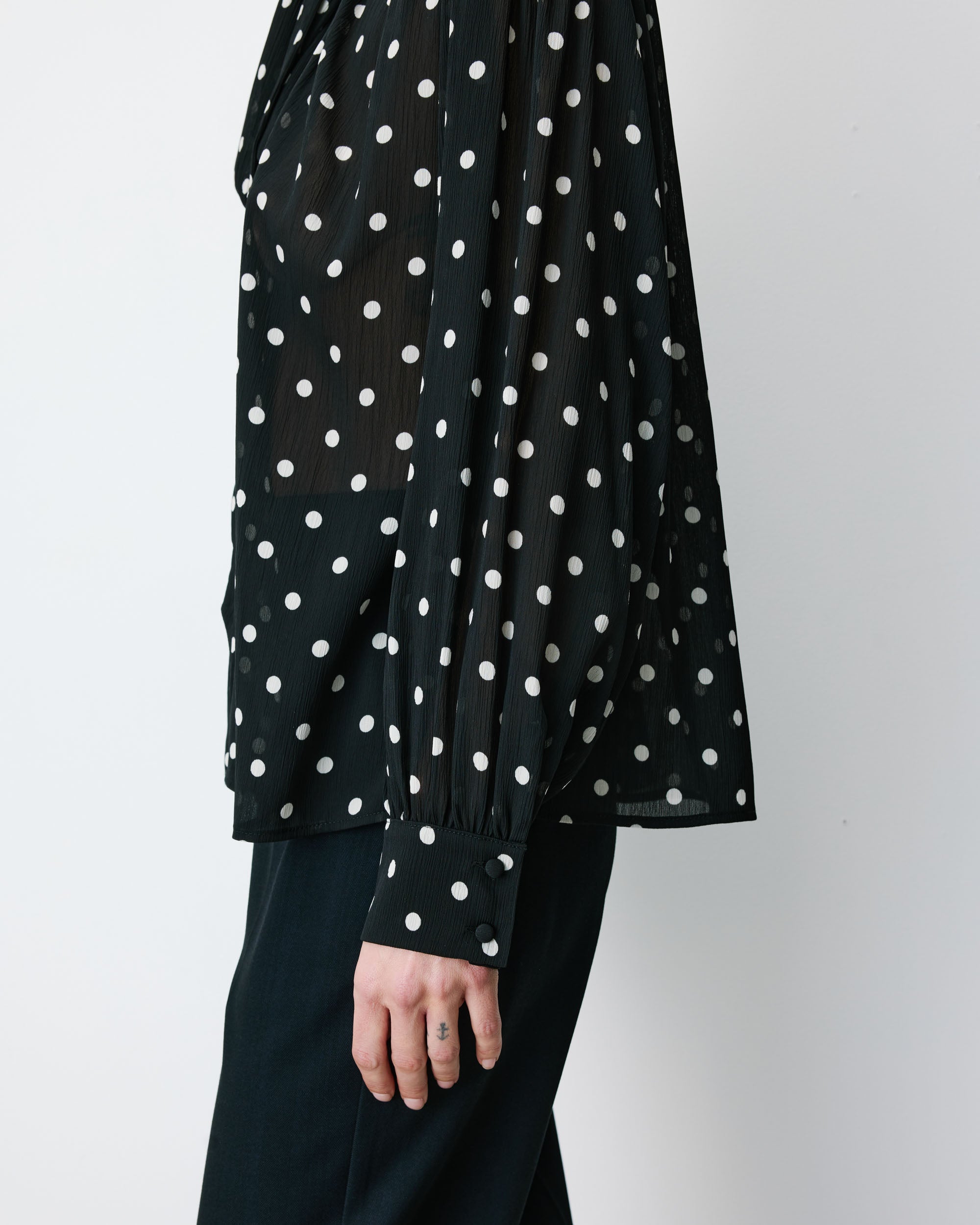 Blusa de manga larga con lazo pois Angelica