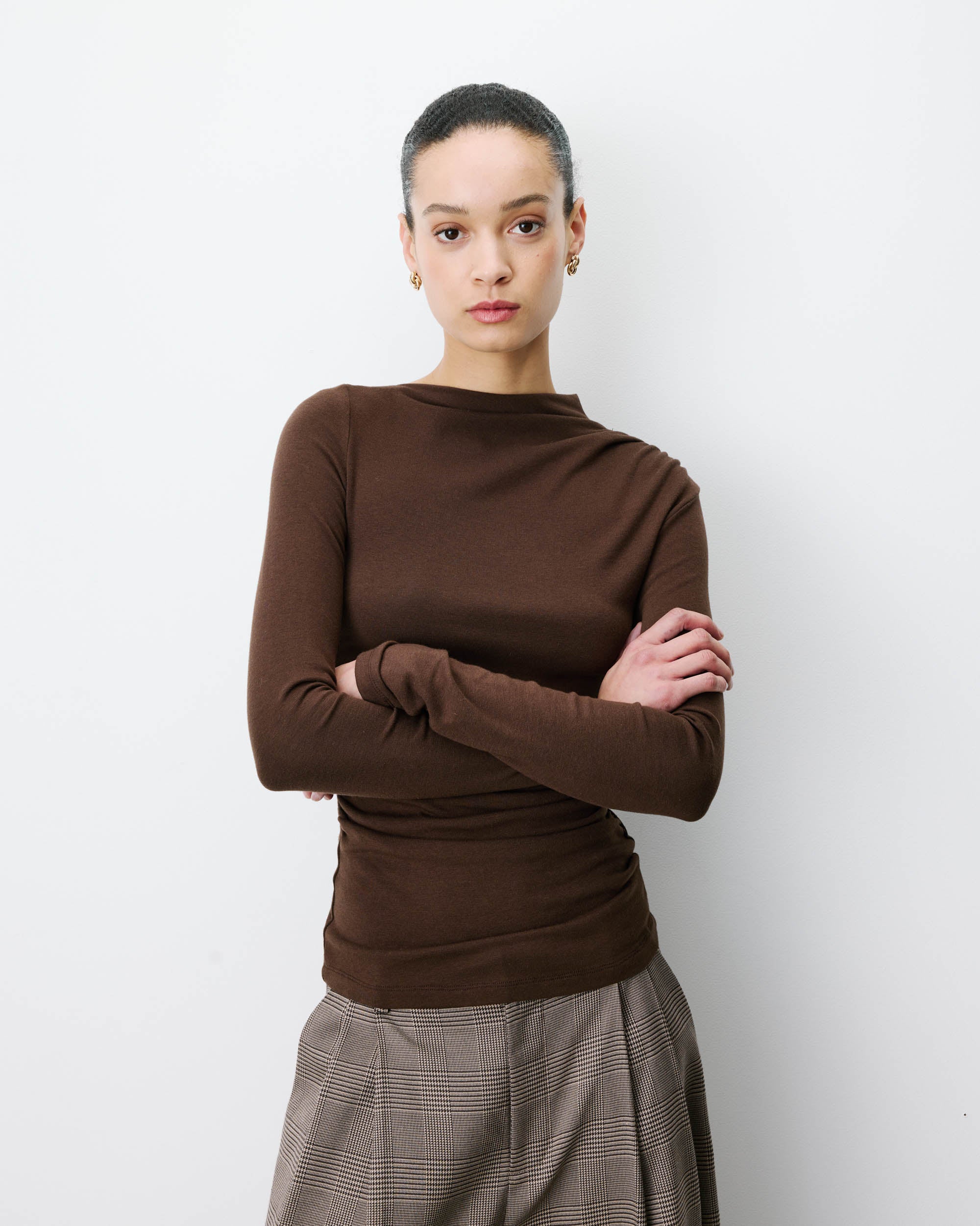Top drapé asymétrique manches longues chocolat Aurygny