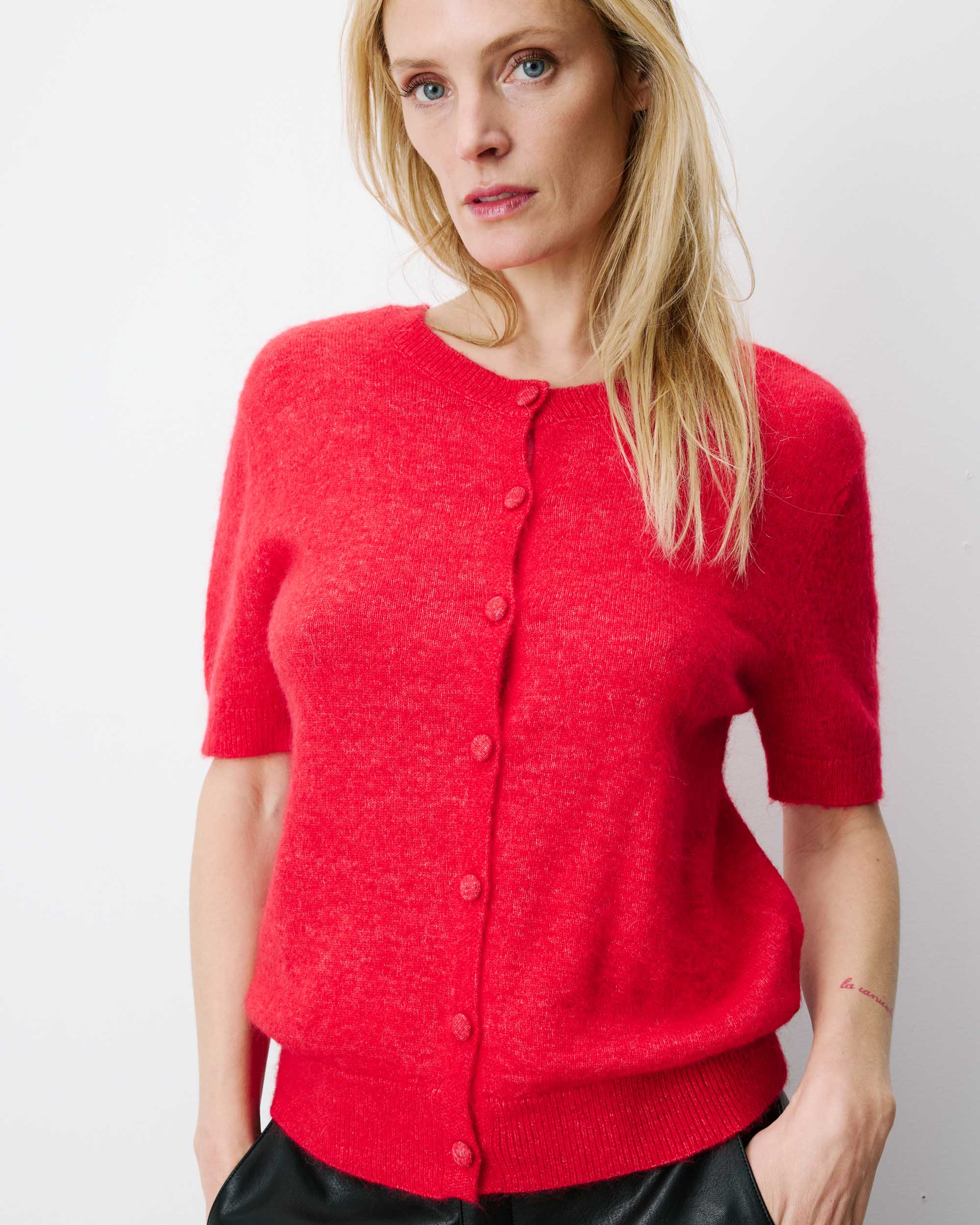 Cardigan manches courtes col rond rouge Akarios