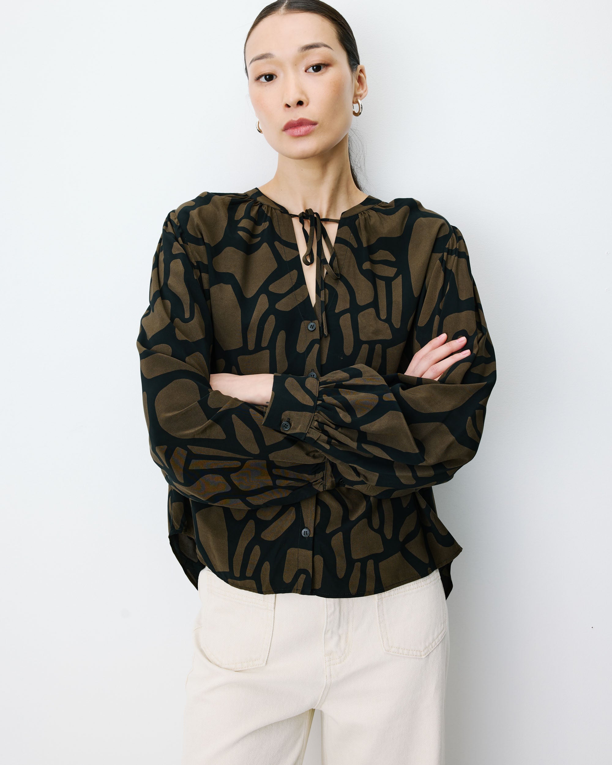 Blouse col V à imprimé géométrique kaki Ambrine