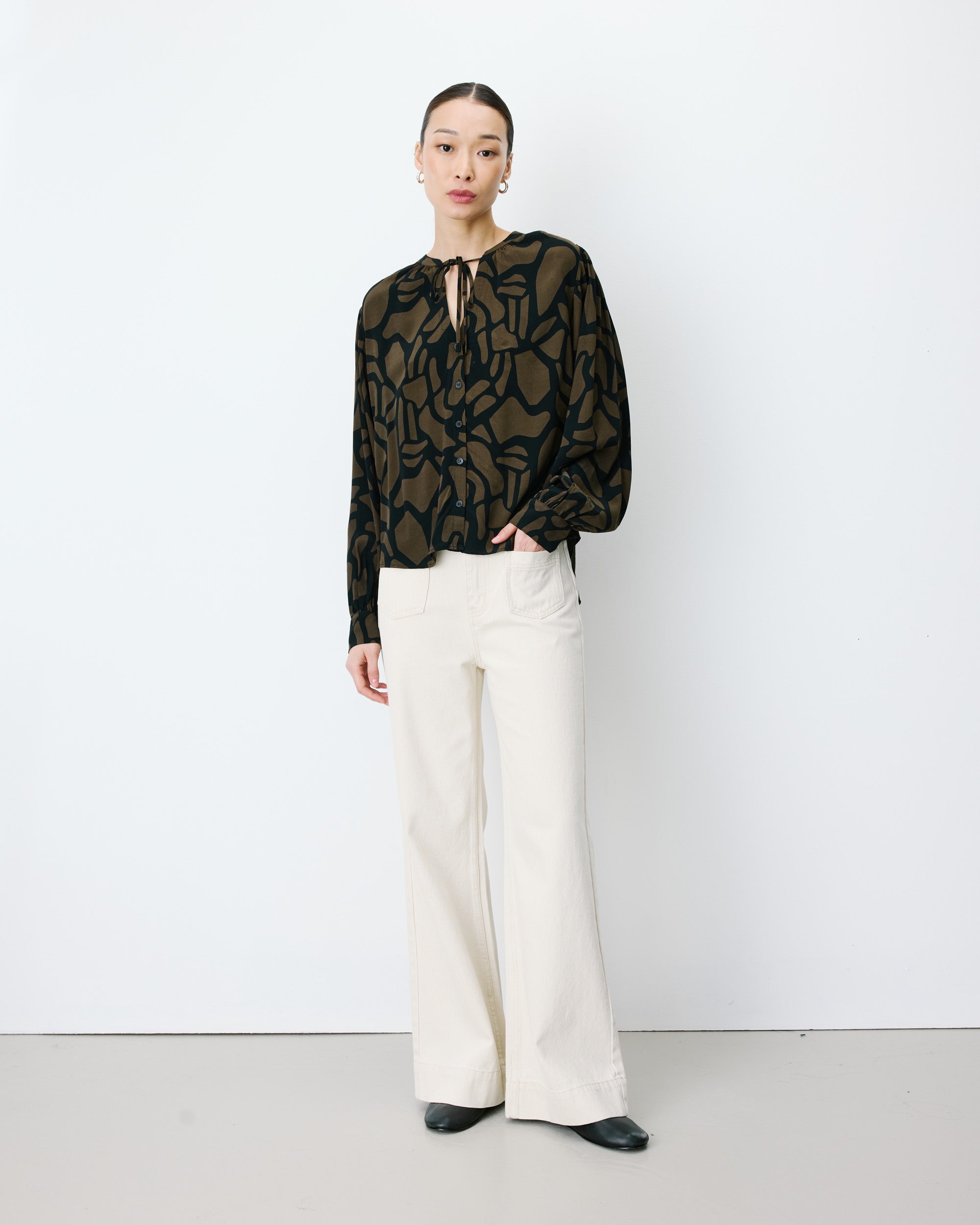 Blouse col V à imprimé géométrique kaki Ambrine