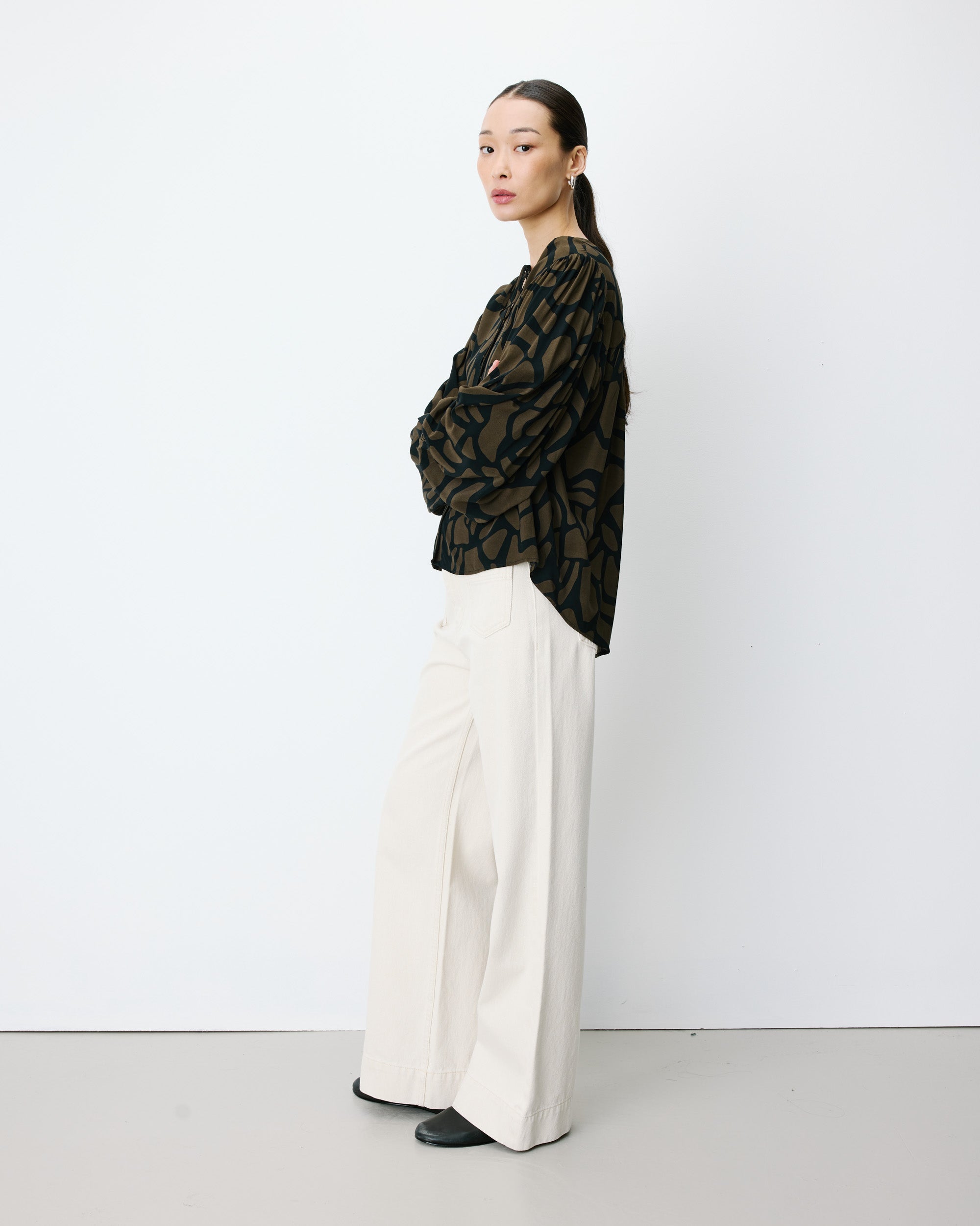 Blouse col V à imprimé géométrique kaki Ambrine