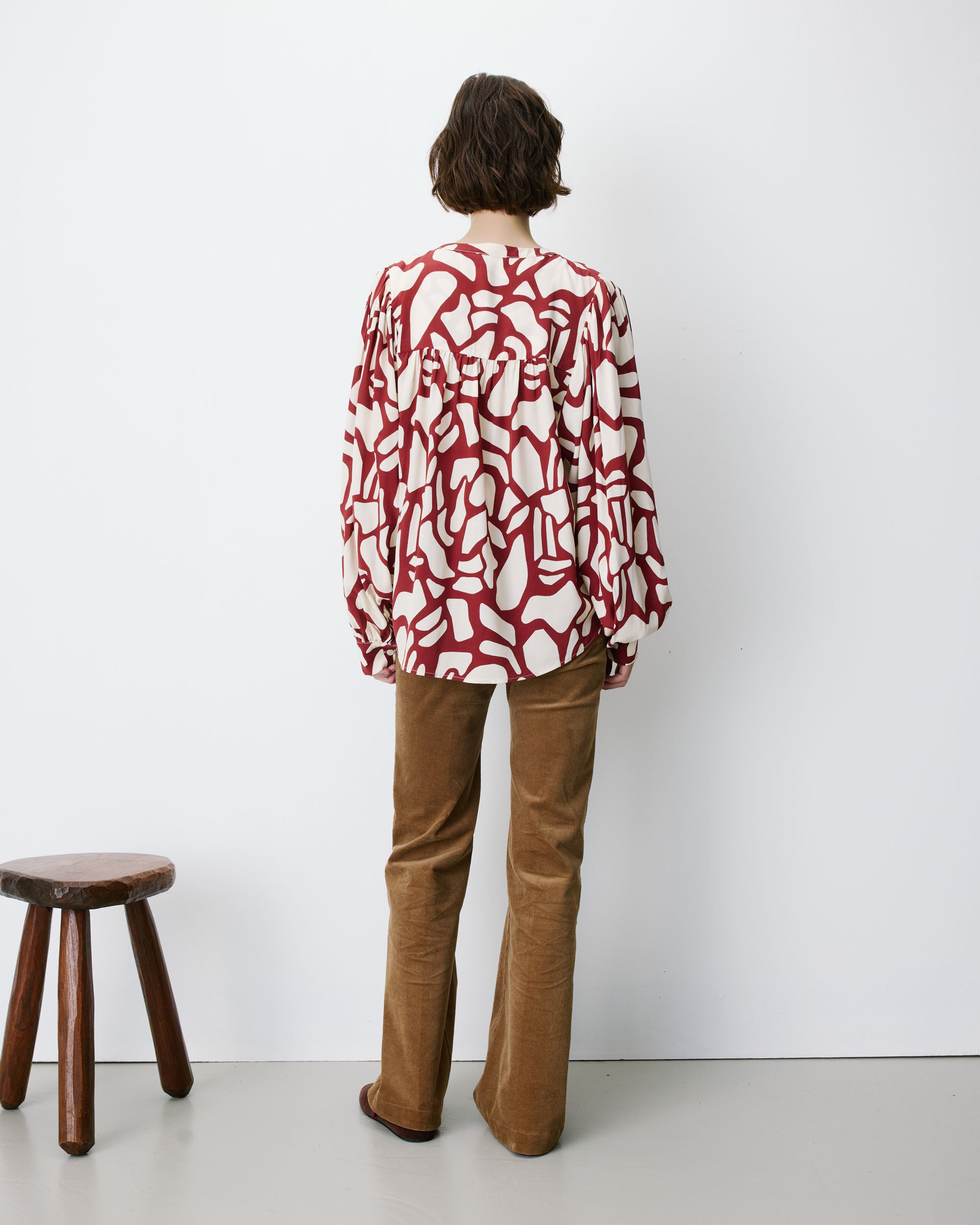 Blouse col V à imprimé géométrique terracotta Ambrine