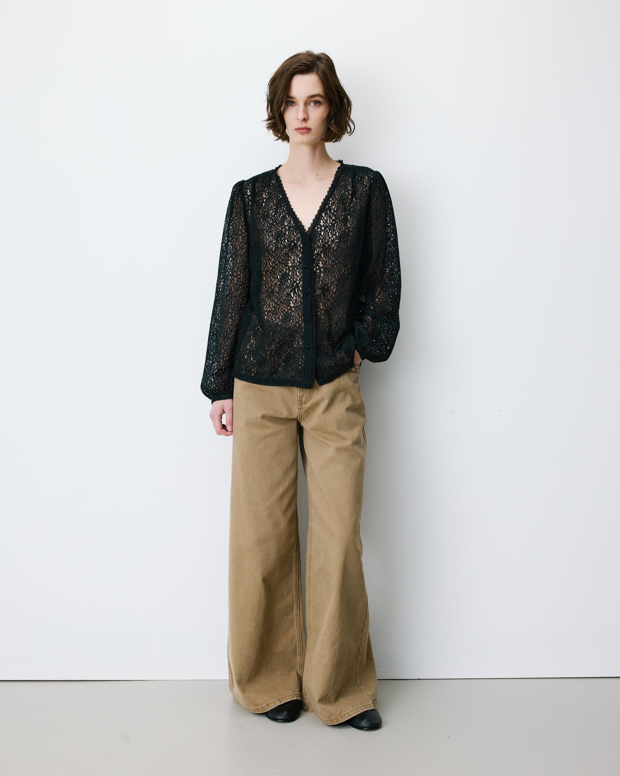 Blouse en dentelle col V manches longues noir Aurora