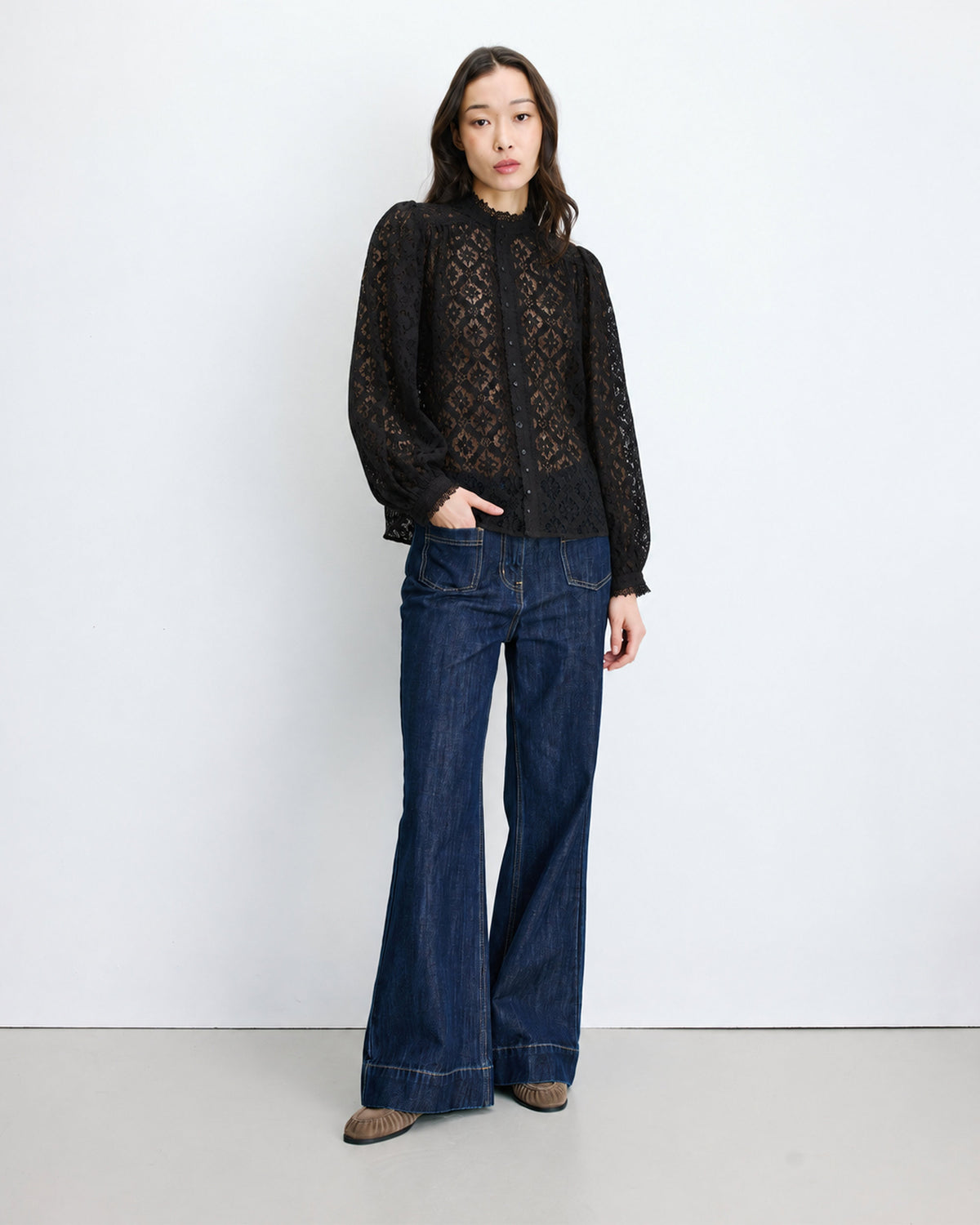 Blusa de encaje con botones noir Anita