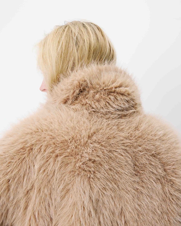 Abrigo de pelo sintético cruzado beige Amy