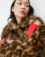 Manteau fausse fourrure court à motif leo Alva