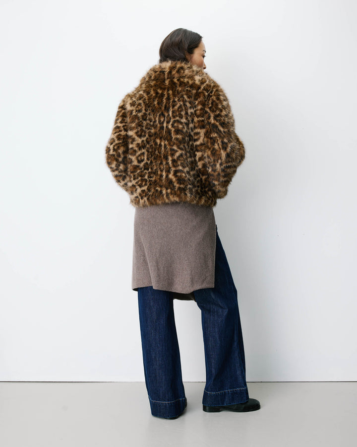 Manteau fausse fourrure court à motif leo Alva