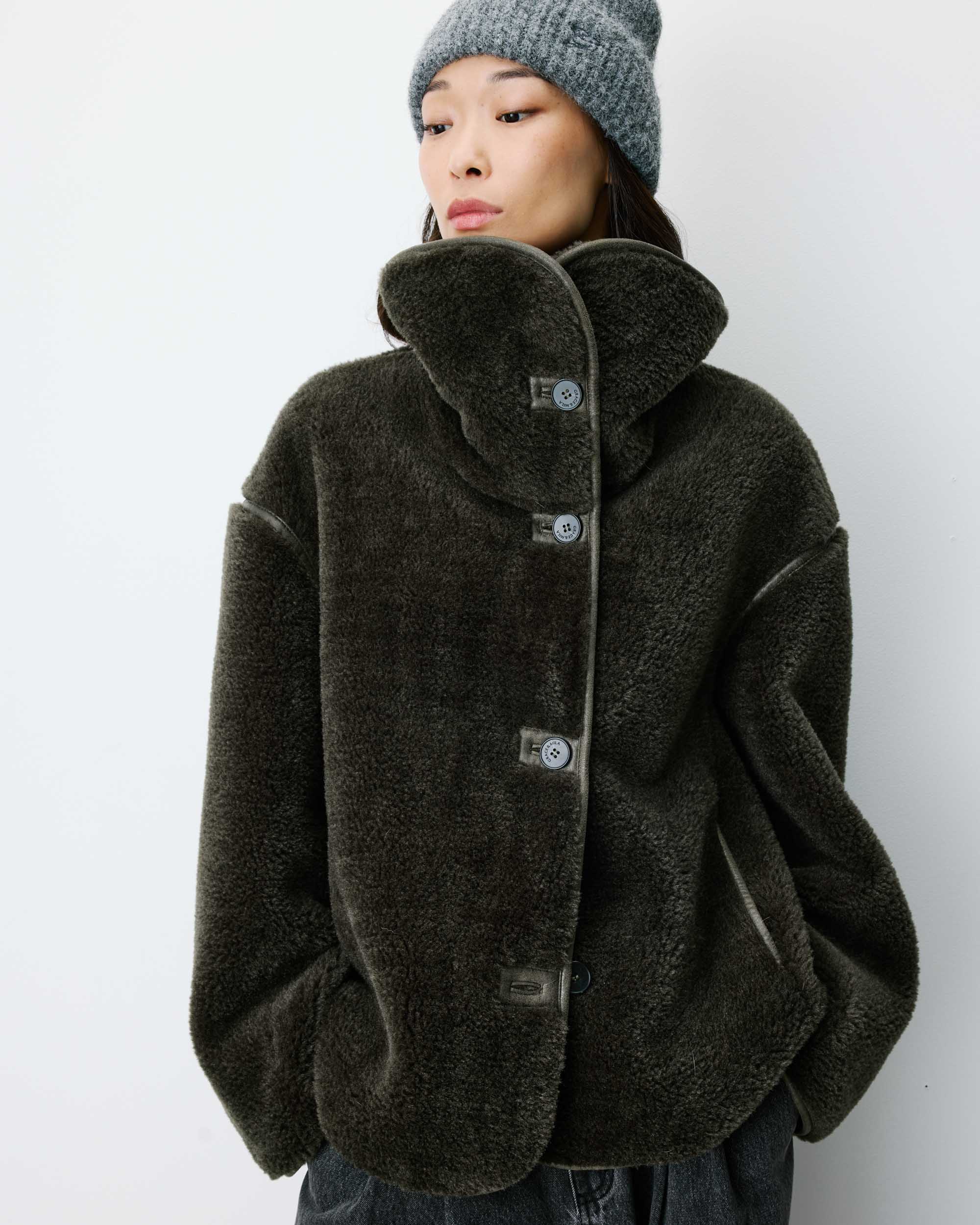 Manteau en fausse fourrure oversize boutonné kaki Amelio