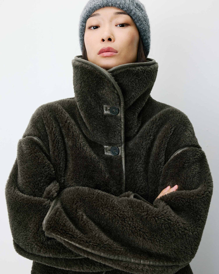 Manteau en fausse fourrure oversize boutonné kaki Amelio