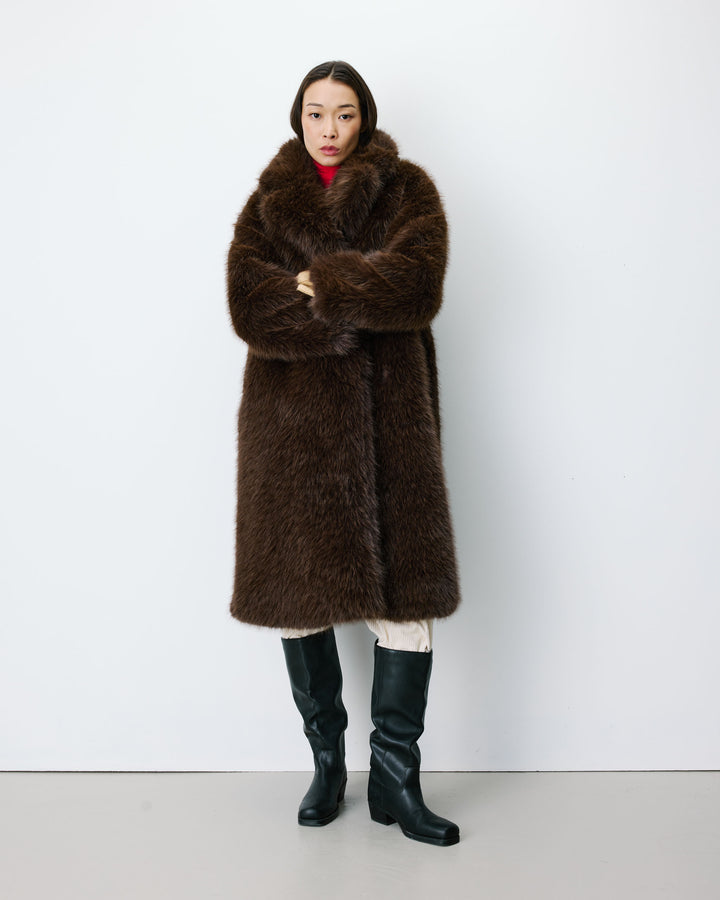 Manteau long oversize en fausse fourrure chocolat Alara
