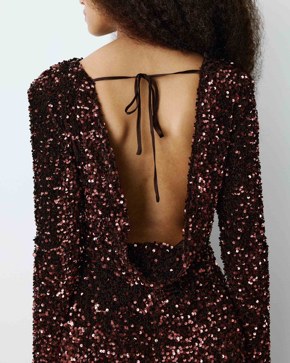 Robe fourreau courte à sequins dos nu chocolat Bahia