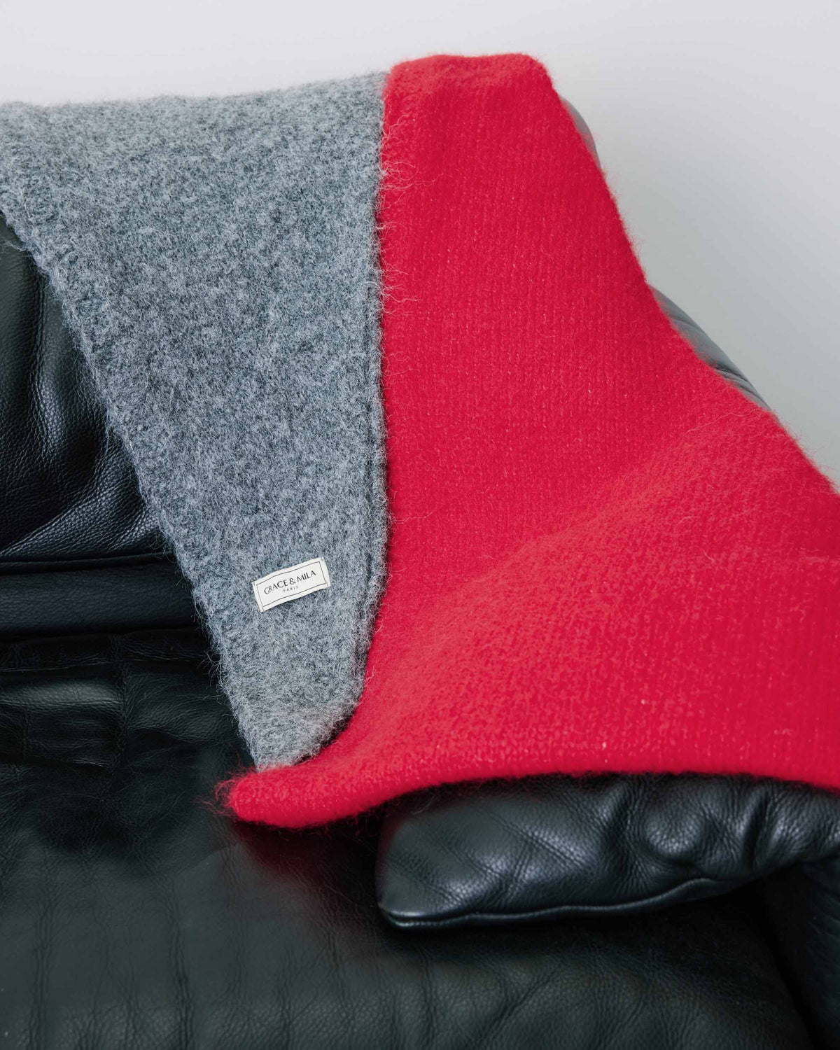Bufanda triangular de punto de color rojo Bonnie