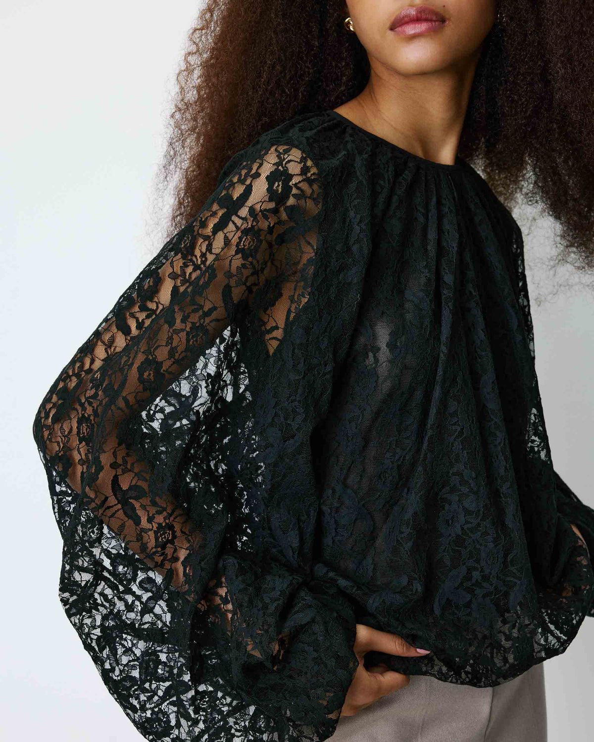 Blouse fluide en dentelle manches bouffantes noir Beth