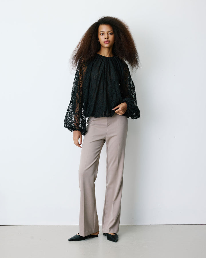 Blouse fluide en dentelle manches bouffantes noir Beth
