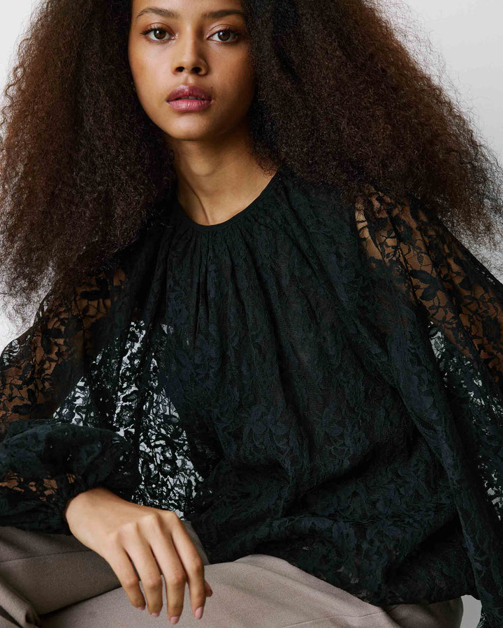 Blouse fluide en dentelle manches bouffantes noir Beth