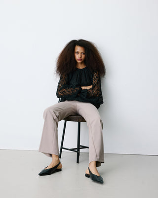 Blouse fluide en dentelle manches bouffantes noir Beth