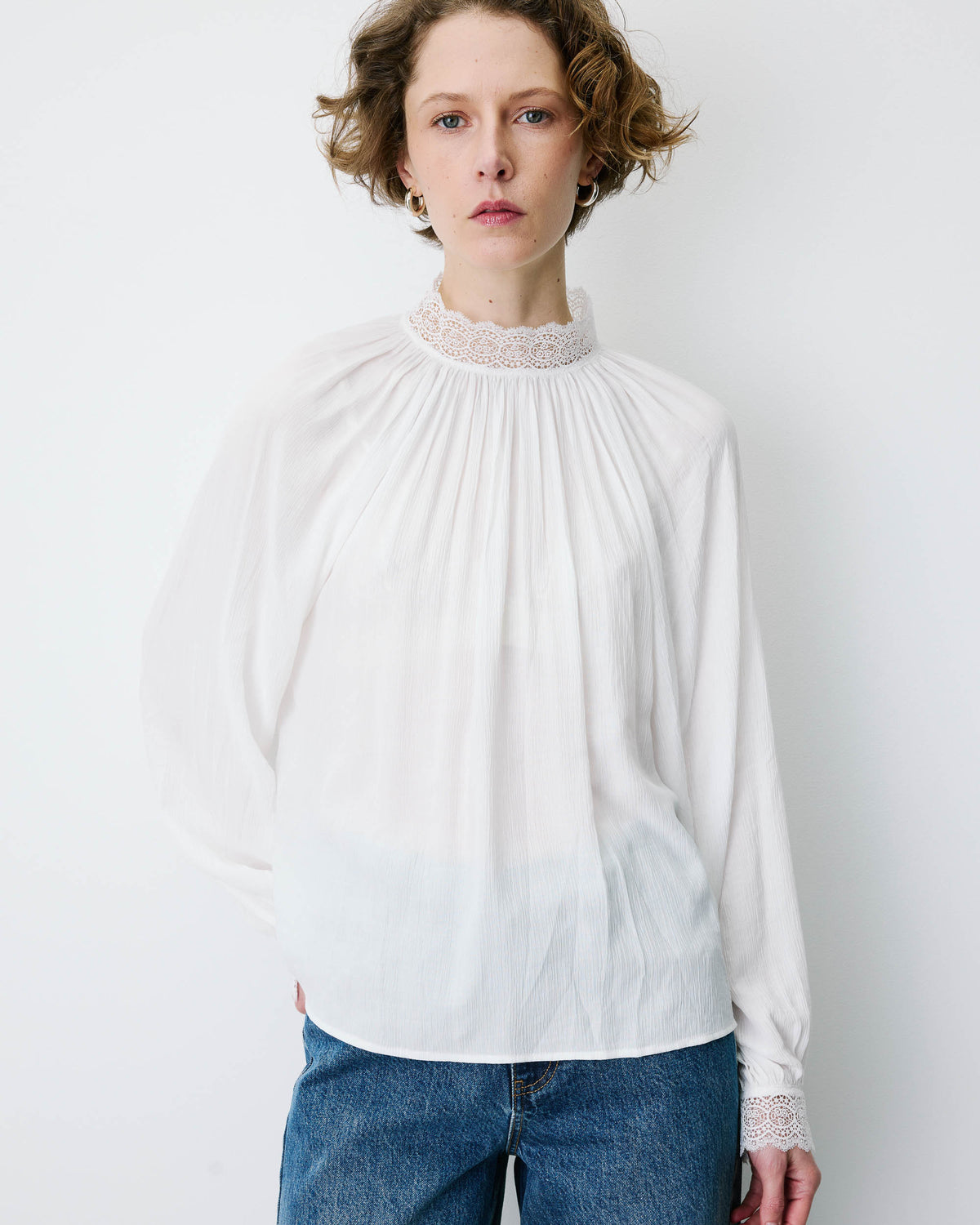 Blusa larga plissada com gola de renda marfim Brietta