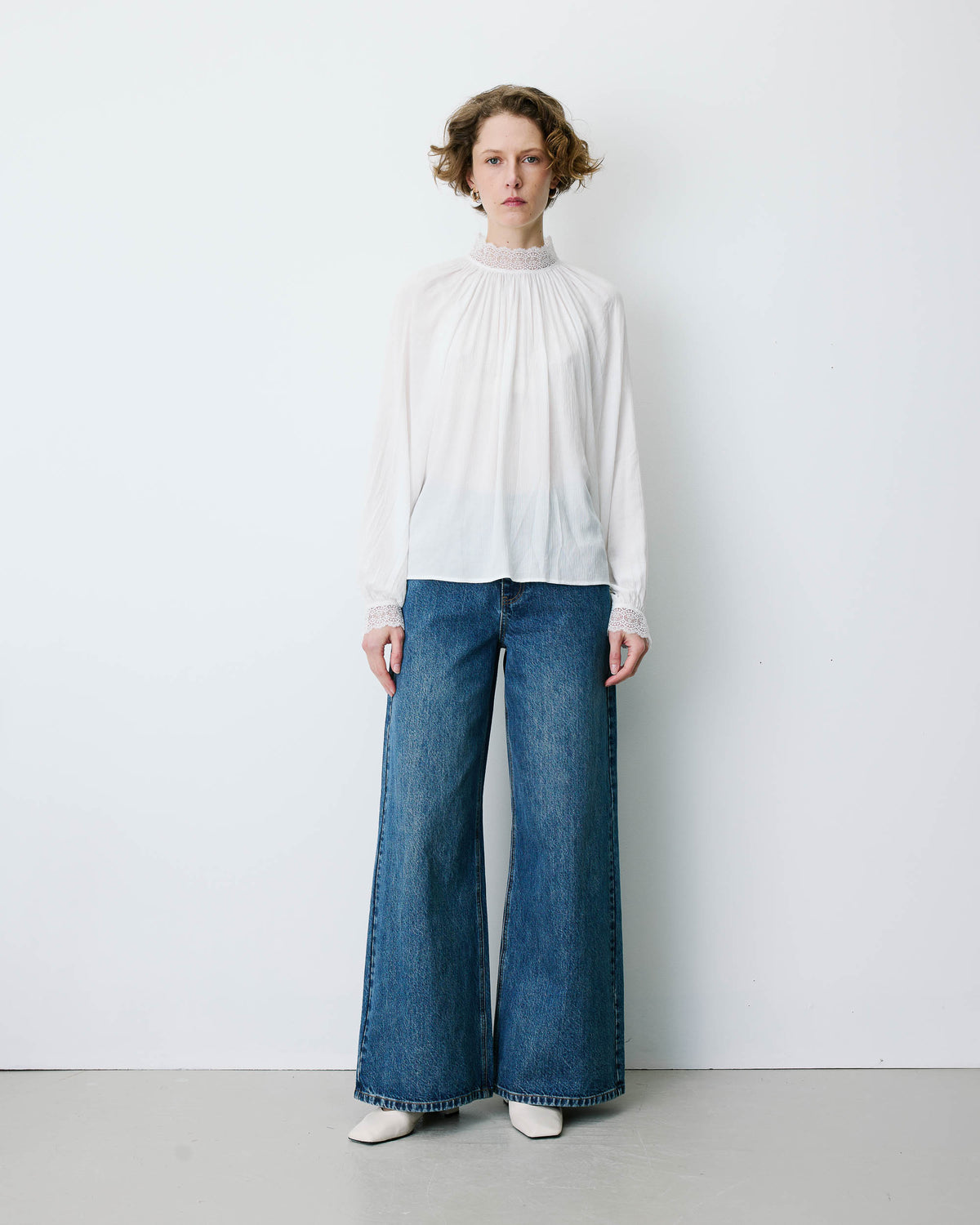 Blusa larga plissada com gola de renda marfim Brietta