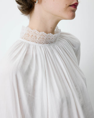 Blusa larga plissada com gola de renda marfim Brietta