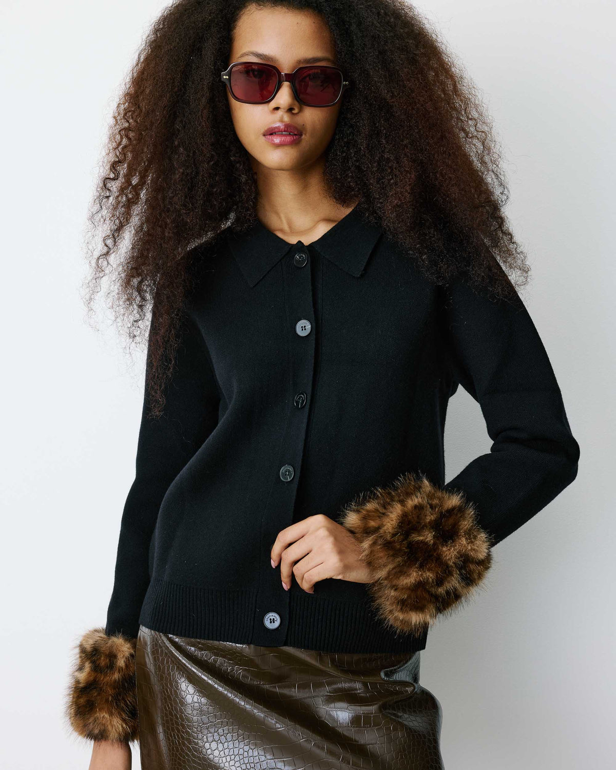 Gilet en maille poignets fausse fourrure noir Bambino
