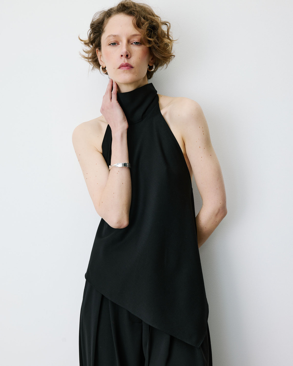 Soepele asymmetrische mouwloze top met open rug zwart Binni