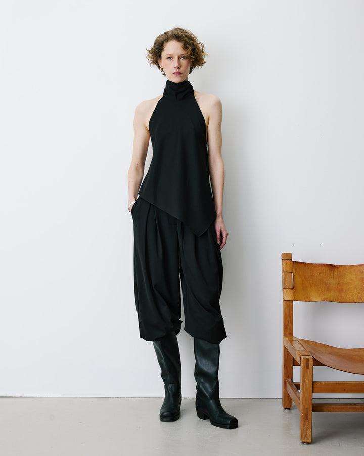 Soepele asymmetrische mouwloze top met open rug zwart Binni