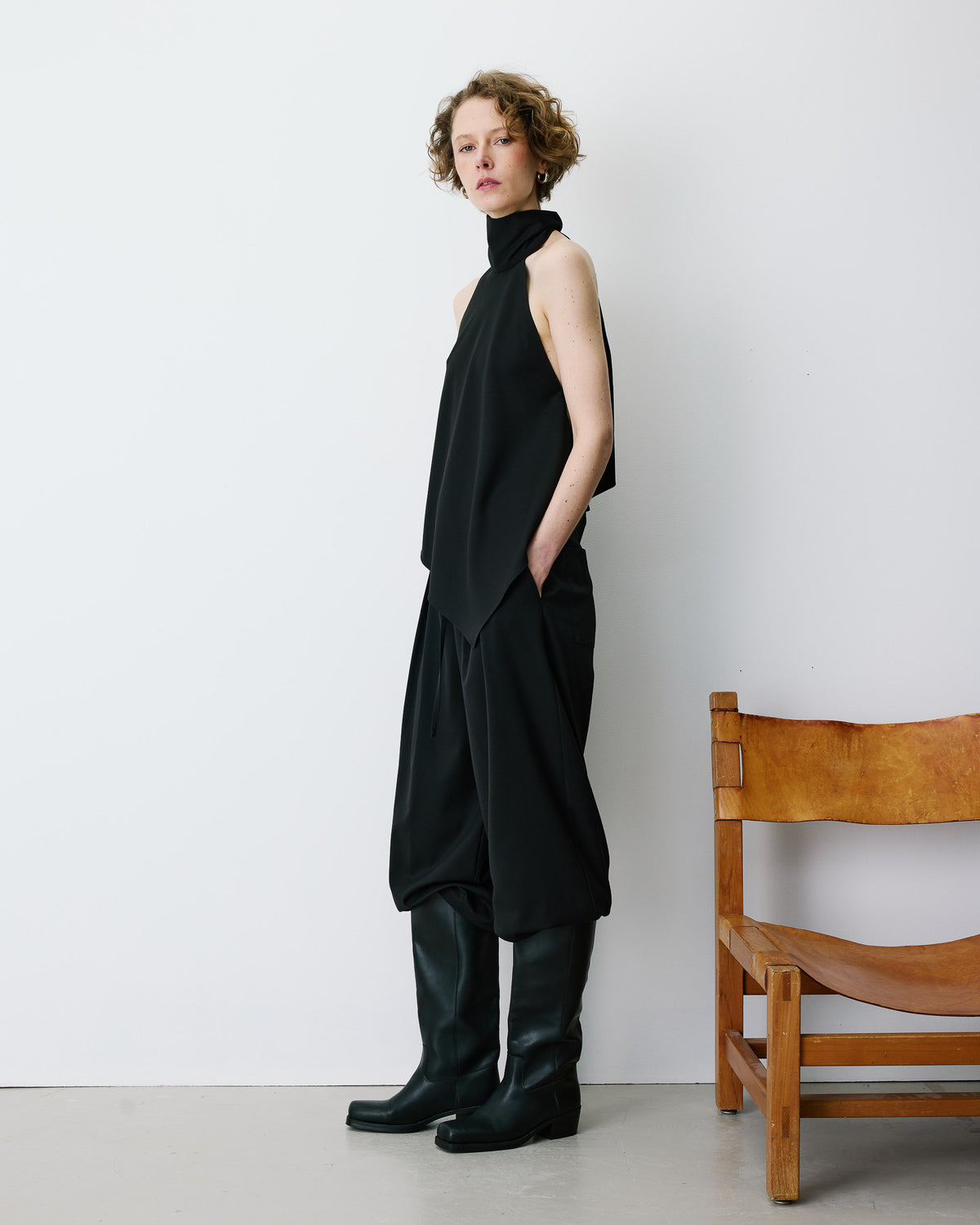 Soepele asymmetrische mouwloze top met open rug zwart Binni