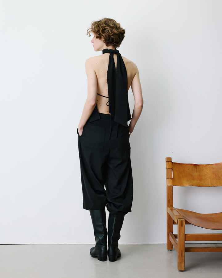 Soepele asymmetrische mouwloze top met open rug zwart Binni