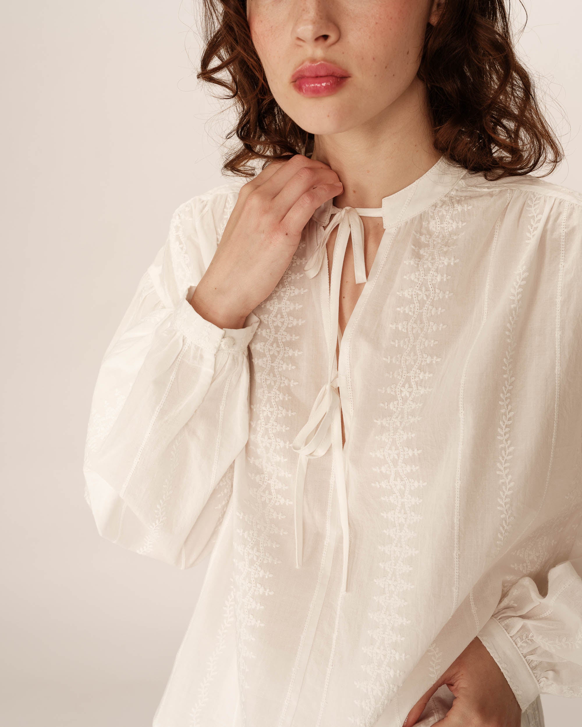 Embroidered collar blouse ecru Persia