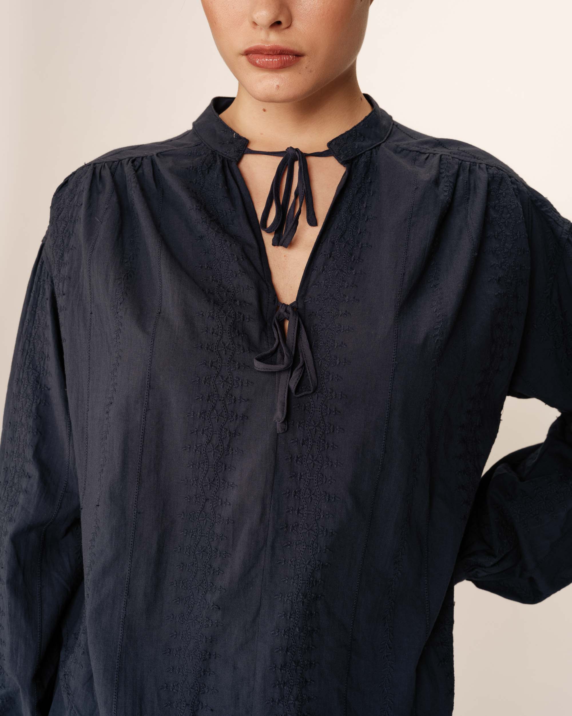 Embroidered collar blouse navy Persia