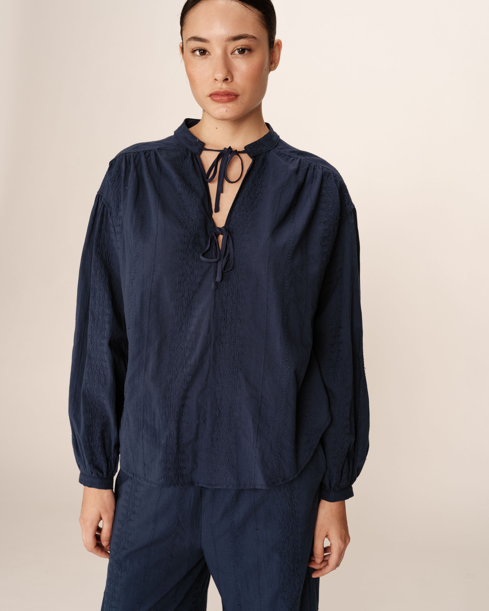 Embroidered collar blouse navy Persia
