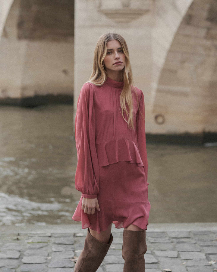 Robe courte fluide à volant blush Sahelle