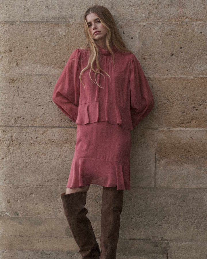 Robe courte fluide à volant blush Sahelle
