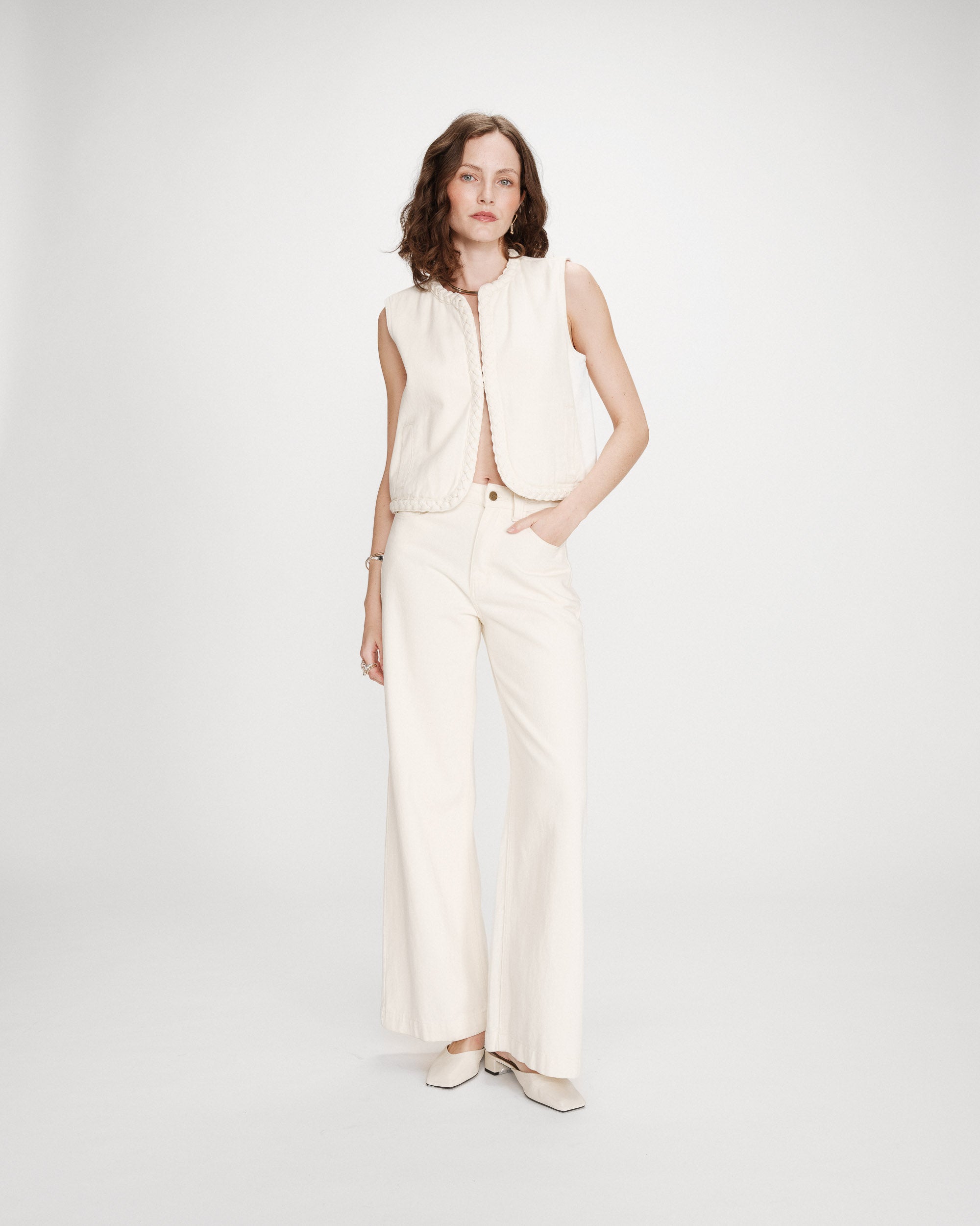 Chaqueta corta recta de denim sin mangas ecru Verona