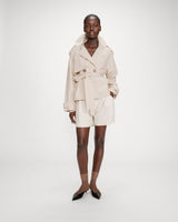 Trench-coat court sable Vogue