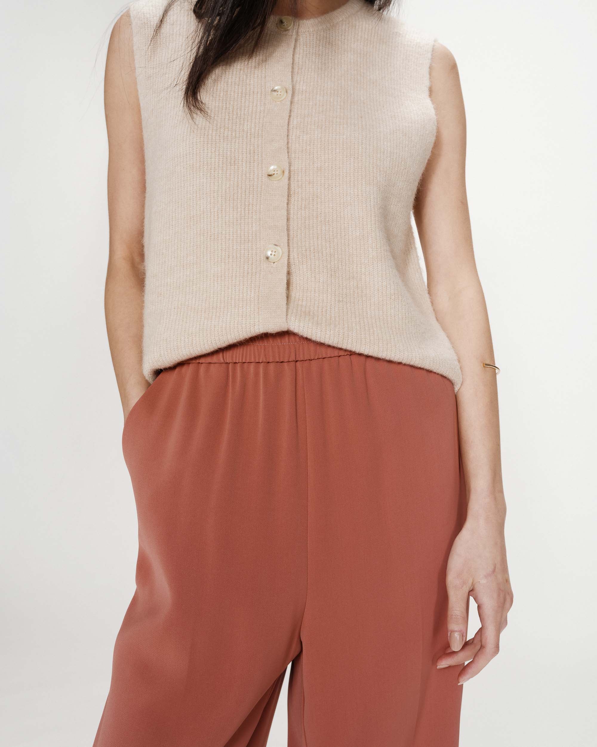 Pantalón amplio fluido con tiro medio terracotta Noblesse