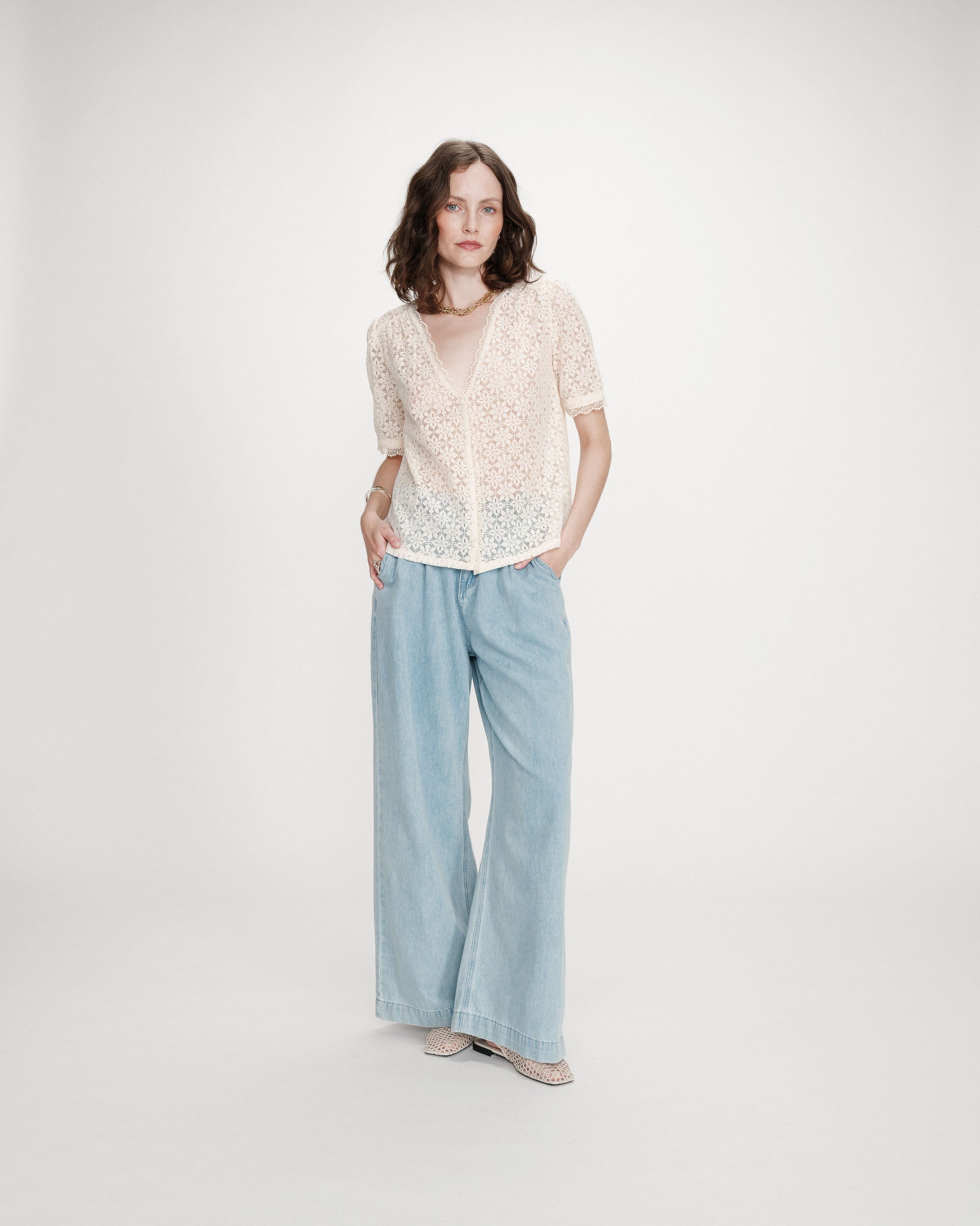 Blouse col V en dentelle amande Vicky