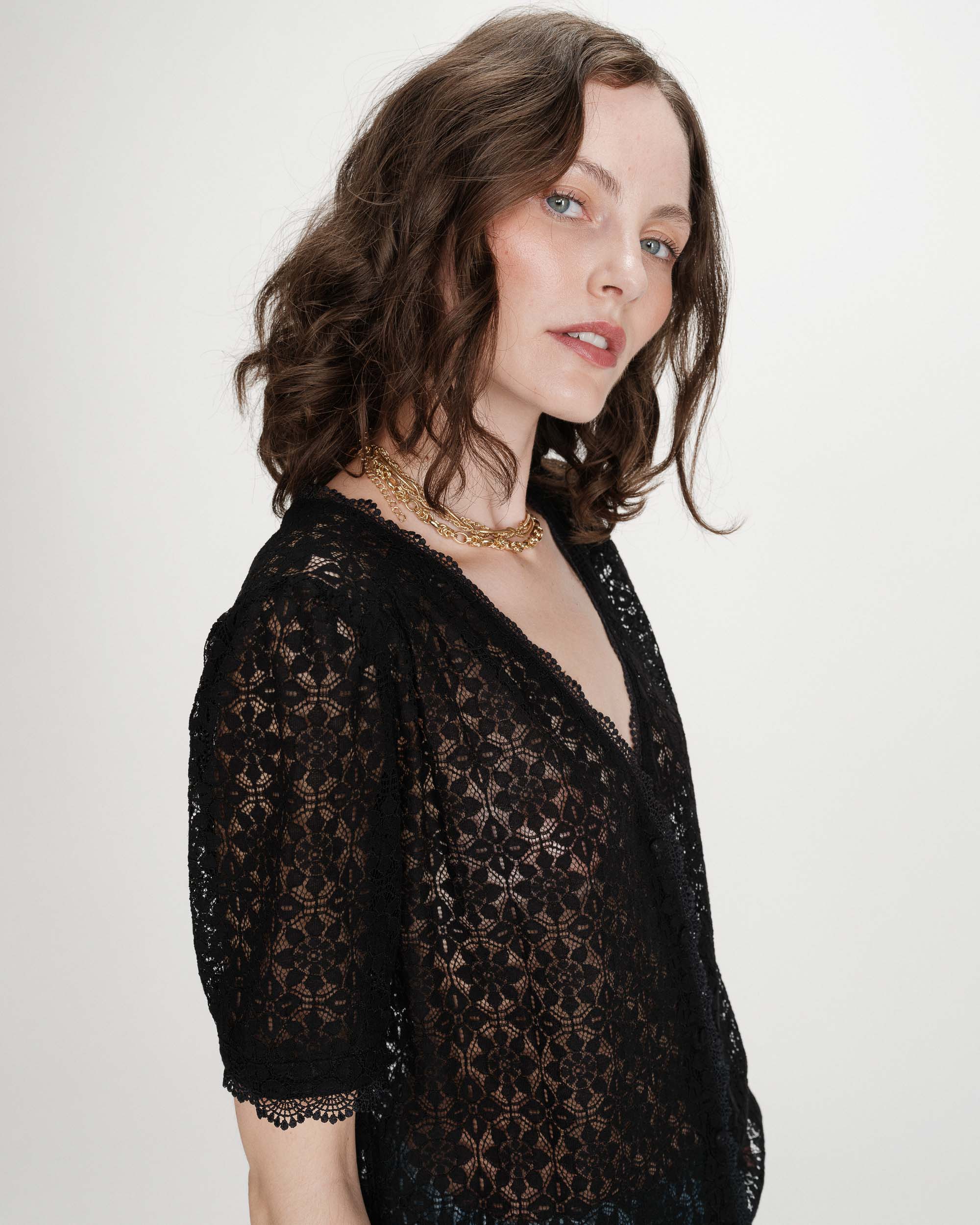 Blouse col V en dentelle noir Vicky