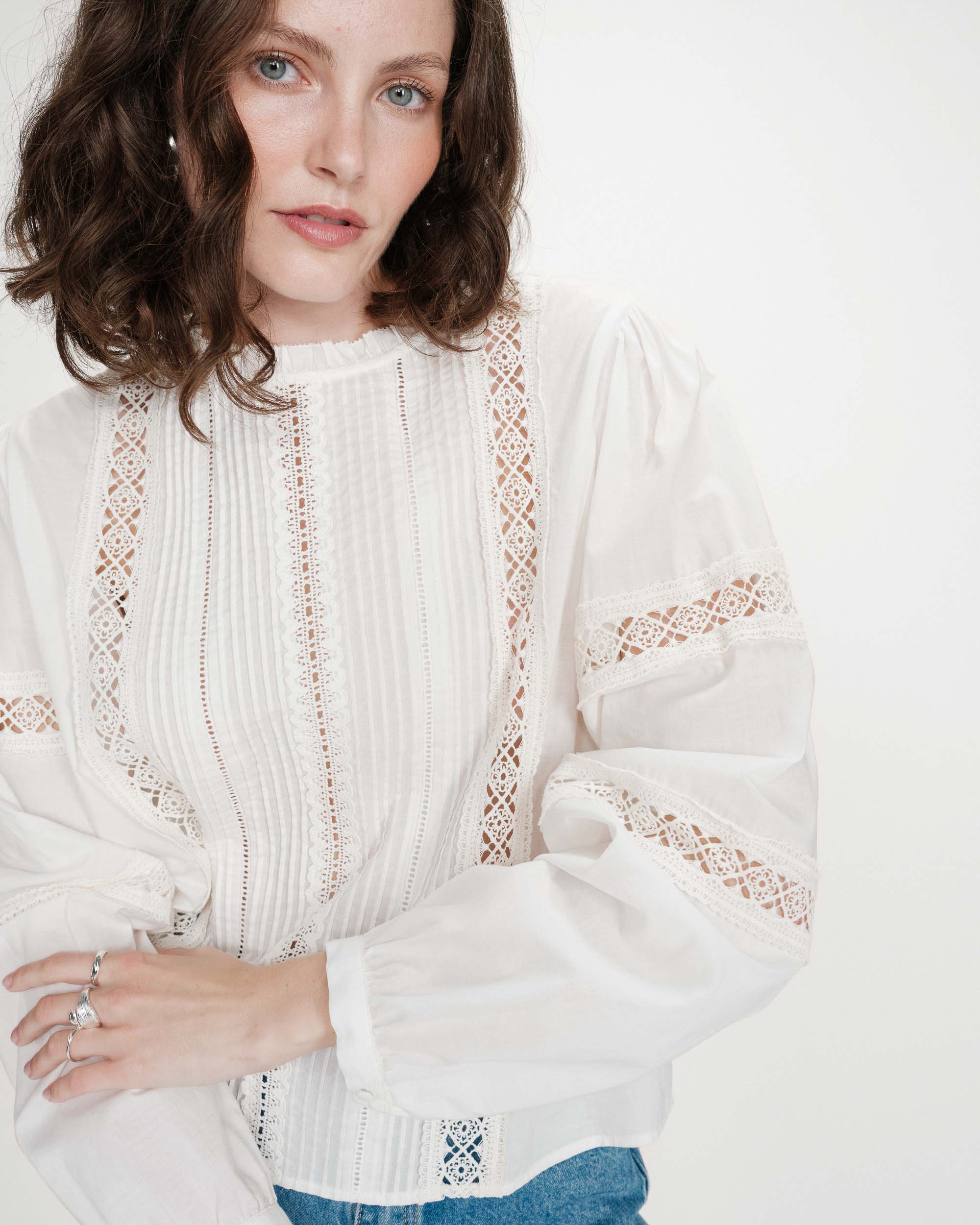 Blusa con cuello de volantes y encaje ivoire Velma