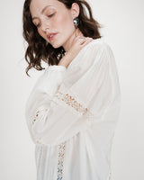 Blusa con cuello de volantes y encaje ivoire Velma