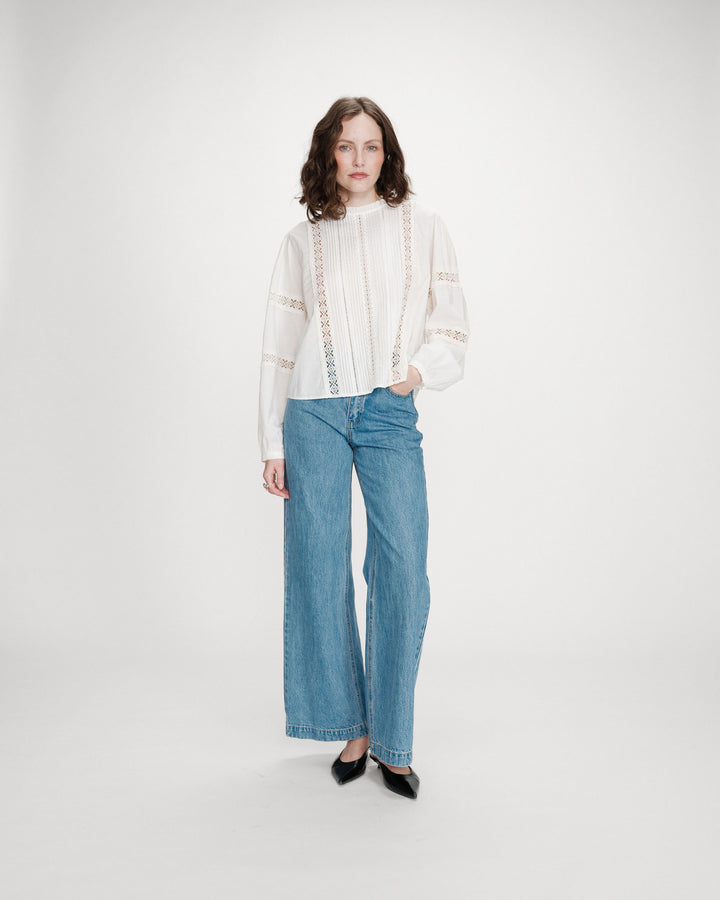 Blusa con cuello de volantes y encaje ivoire Velma