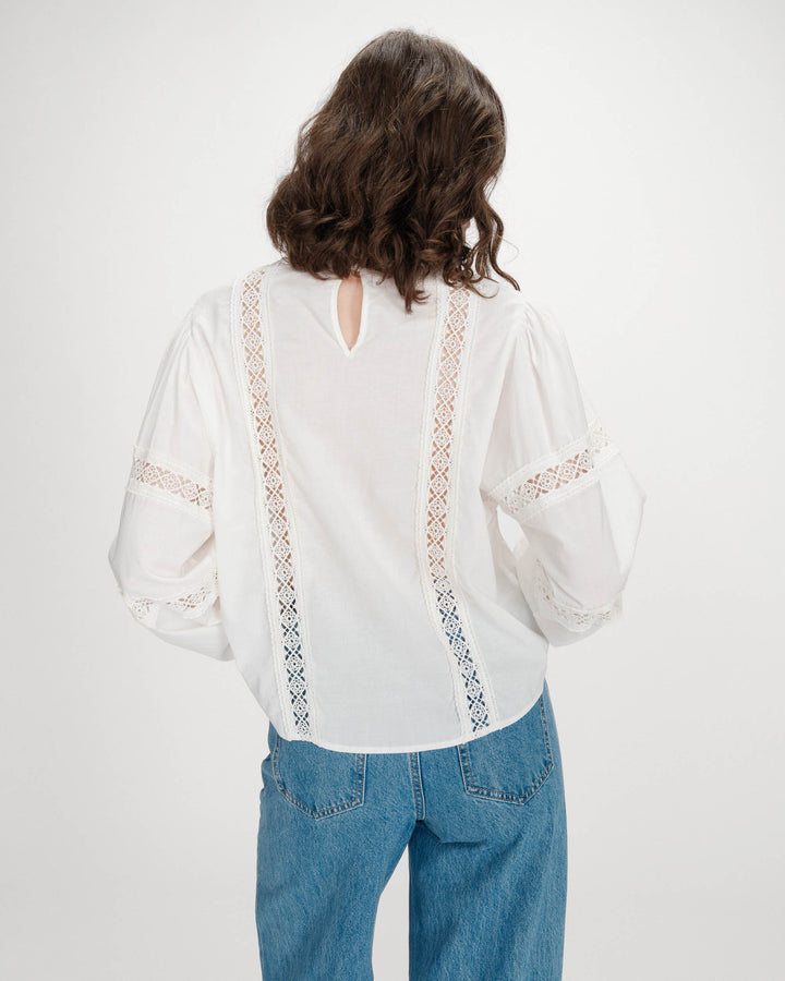 Blusa con cuello de volantes y encaje ivoire Velma